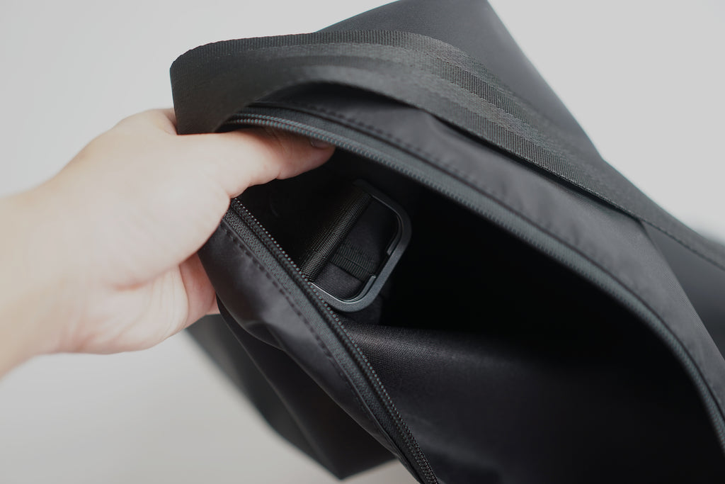 RJ137 KANGAROO BAG LARGE BLACK